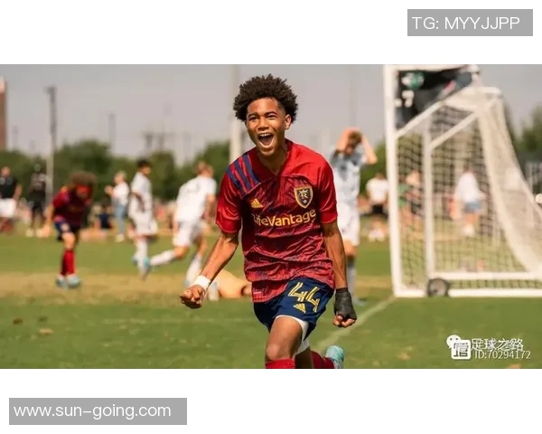 足球明星托腮视频素材展现运动员独特魅力与深思瞬间